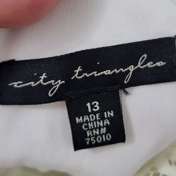 City triangles lace dress - Picture 8 of 11